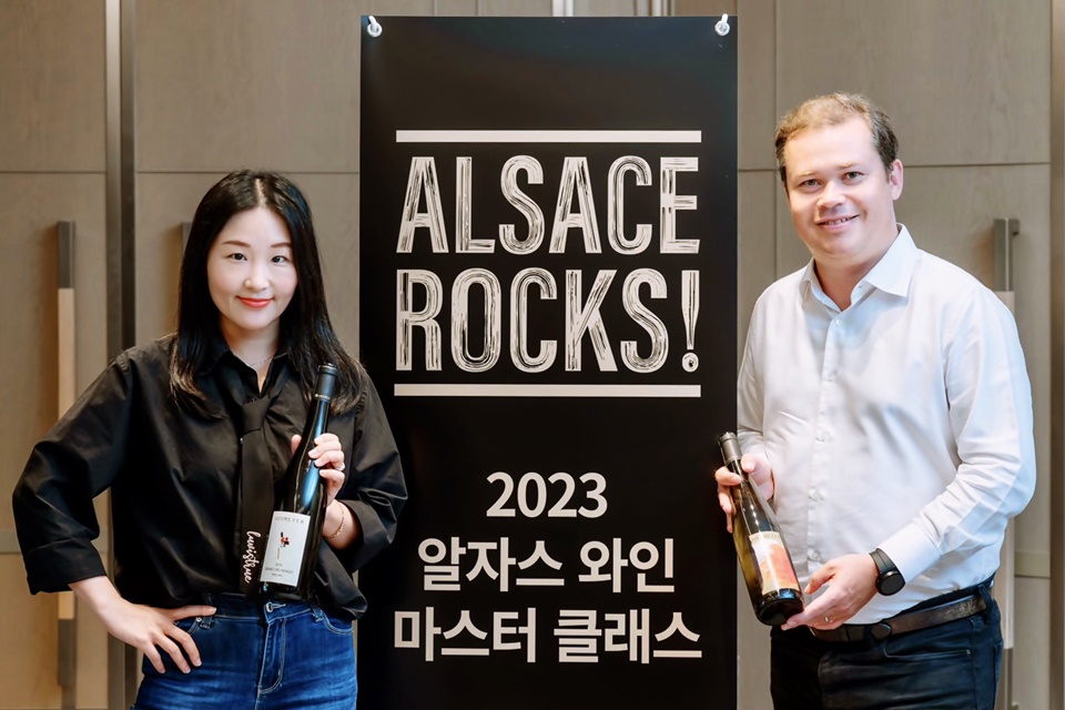 'Alsacerocks! 2023 알자스 와인 마스터 클래스' 현장, 필자와 알자스 와인 도멘 조스메이어를 수입하는 서울와인앤스피릿(Seoul Wine Spirits)의 피에르 앙드레 두세(Pierre Andre Doucet) 대표