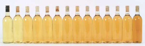 14종류 마개의 밀폐력 실험결과. 가장 왼쪽 와인이 스크류캡으로 닫은 와인