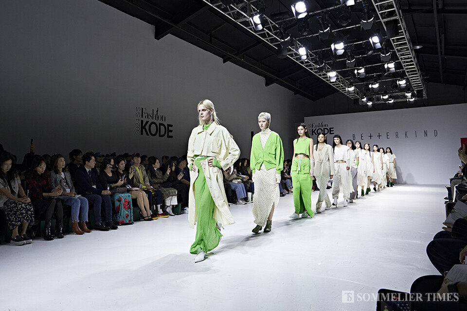 패션코드 2024 S/S 최아영 디자이너 패션쇼에서 모델들이 화려한 피날레 무대를 선보이고 있다. (사진=김병수)