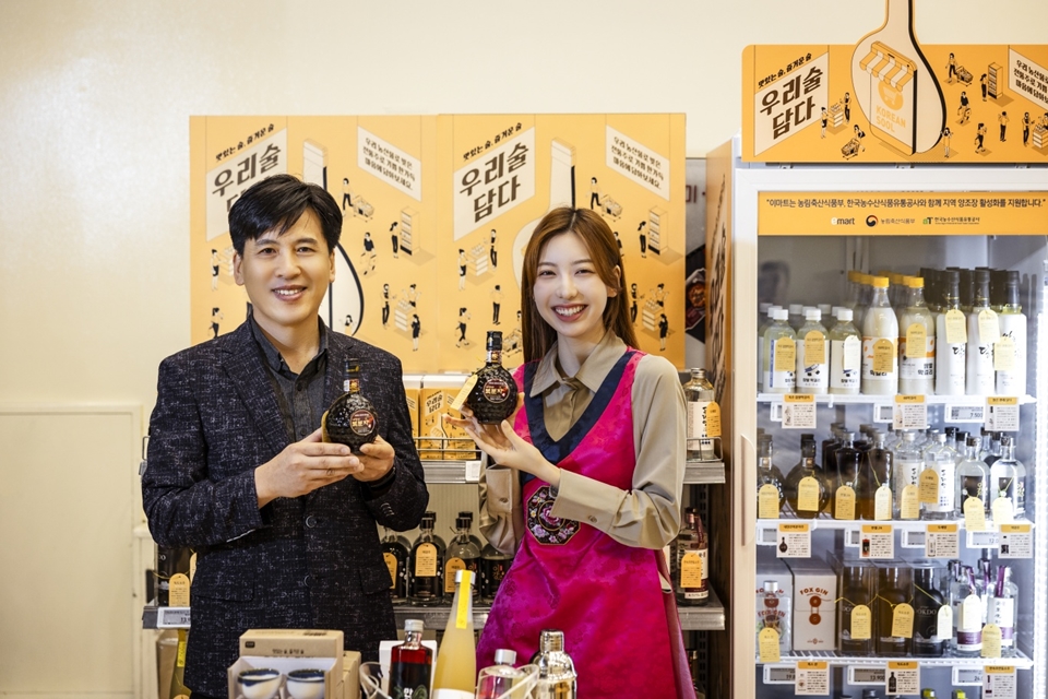 이마트 시음프로모션 (왼쪽) 한국전통민속주협회 회장 최성호