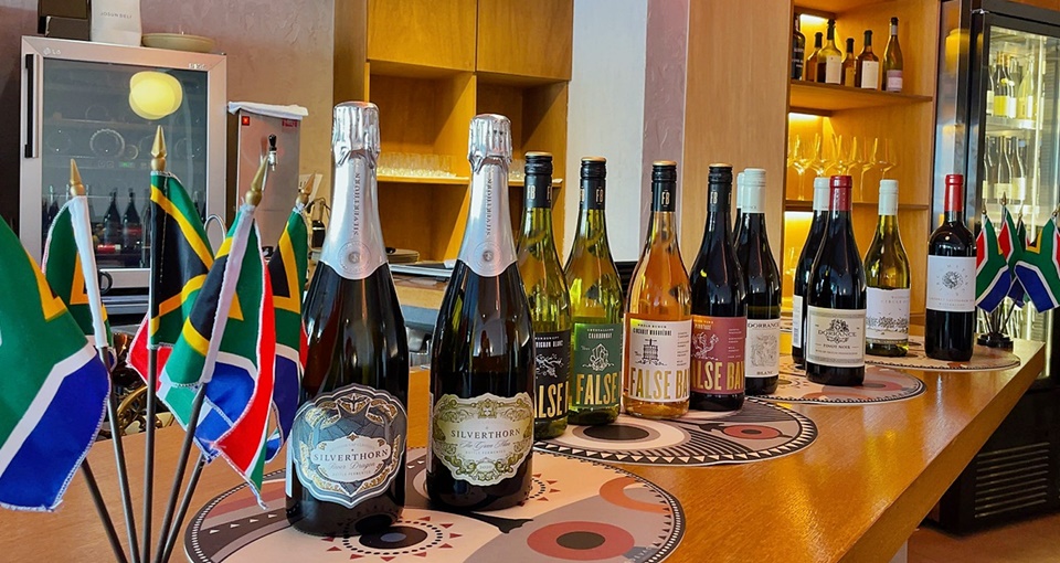 '안남동 와인포차' 팝업 행사에서는 참석자들을 위해 남아공 국기와 함께 남아공 와인 12종을 전시했다