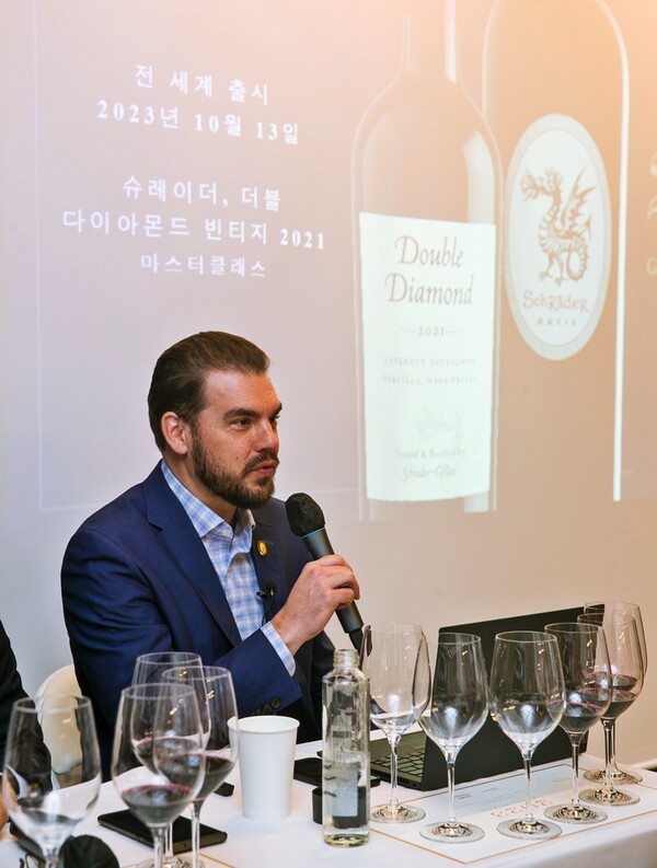 GM이자 MS 제이슨 스미스(Jason Smith - Master Sommelier & GM General Manager of Ultra Luxury & Icon Wines)가 '빈티지 2021'에 대한 설명과 함께 와인 6종을 테이스팅하는 마스터 클래스를 진행했다