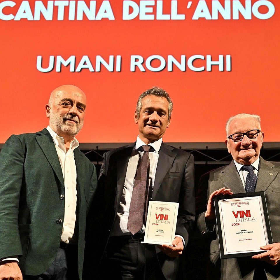 감베로 로쏘 2024 'Cantina dell'Anno - 올해의 와이너리'에 선정된 우마니 론끼 와이너리, 오너이자 아들 미껠레와 마씨모가 포즈를 취하고 있다