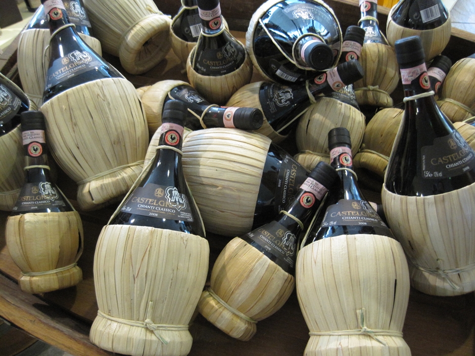 20세기 후반까지 키안티에 대한 소비자의 인식은 ‘피아스코’라는 밀짚으로 싼 둥그런 병에 넣어서 대량으로 판매하는 대중적인 와인으로 각인되어 있었다. (사진=Wikimedia)