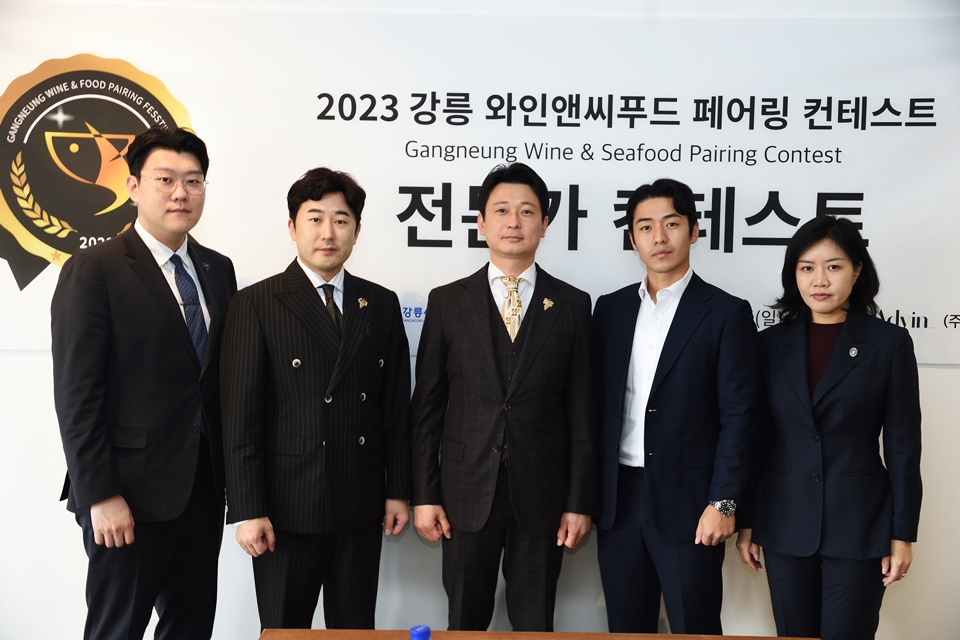 (왼쪽부터) 김민준 소믈리에, 노태정 소믈리에, 김협 소믈리에, 송기범 소믈리에, 김민주 소믈리에
