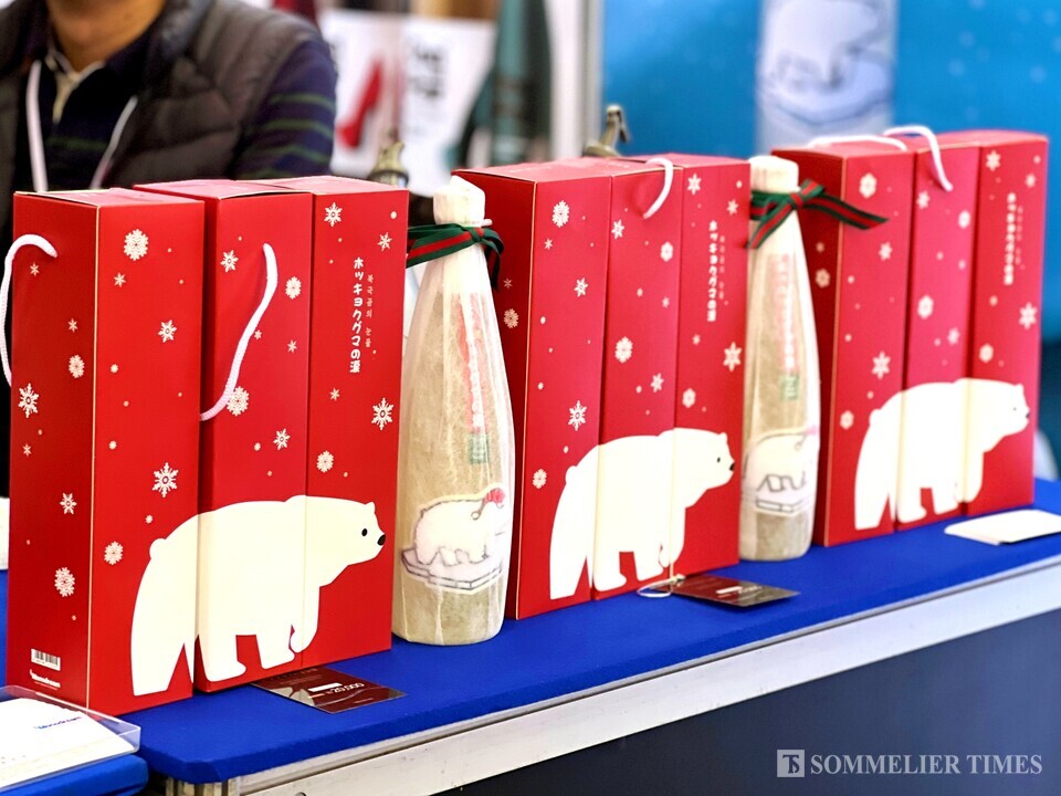 주류수입사 모노드림애서 수입중인 '준마이 북극곰의 눈물'도 크리스마스 컨셉의 패키지를 선보이고 있다. 