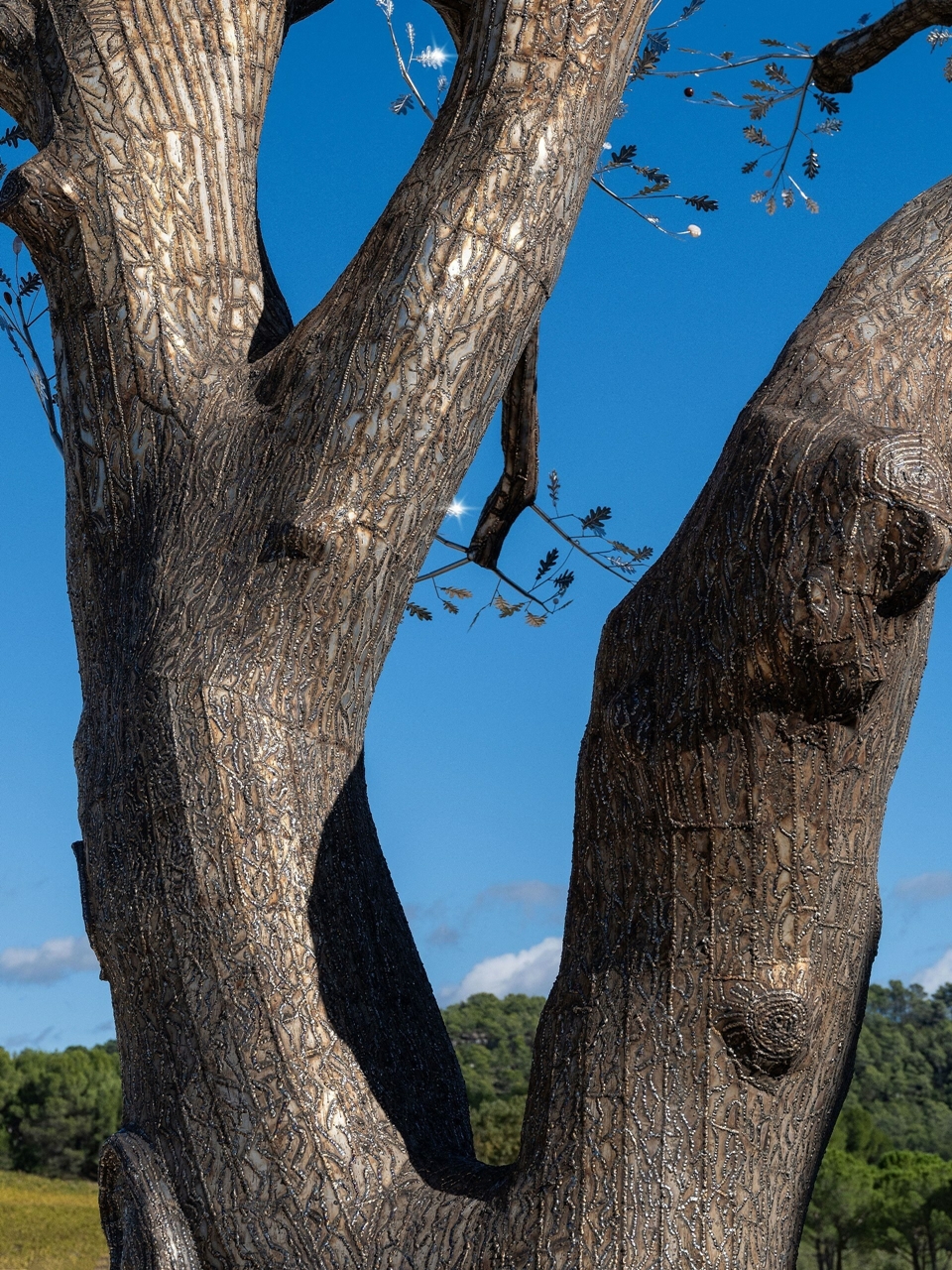 생명의 꽃, 2023, 죽은 떡갈나무와 스테인리스 스틸, H1800cm x Φ900cm (사진=Tia-Thuy Nguyen Studio)
