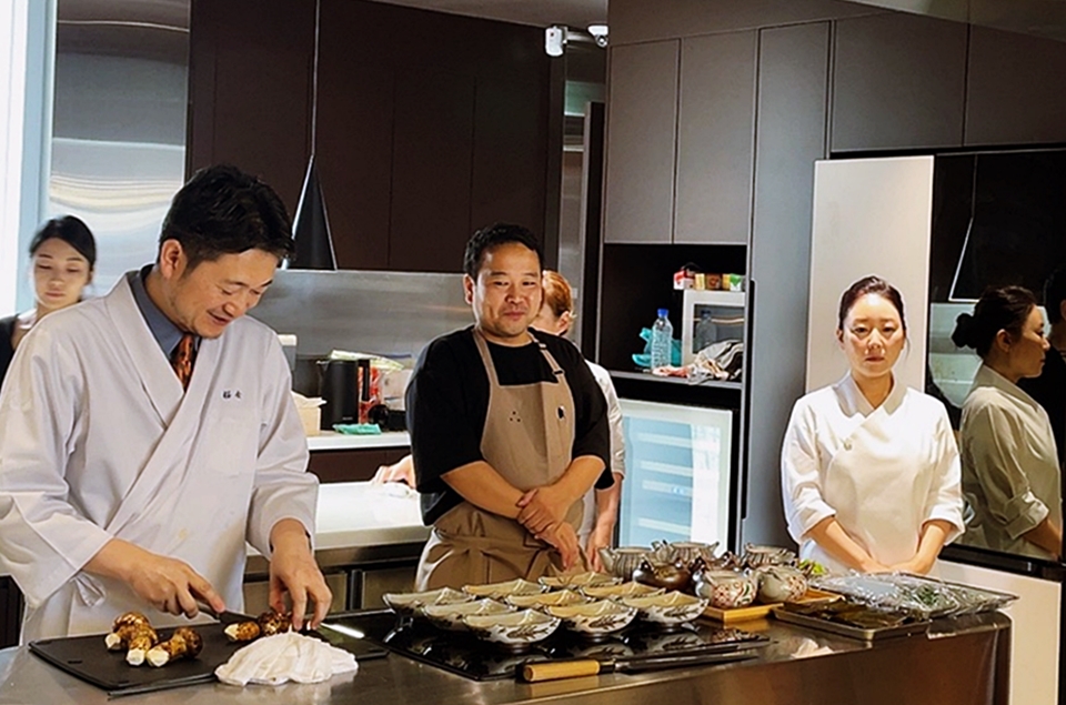 서울 강남구 신사동에 위치한 와인 복합문화공간 '도운 스페이스'에서 일본 미식의 도시 오사카 지역의 미슐랭 스타셰프 미츠다 켄지의 일본 '가이세키 요리 클래스'가 진행됐다.
