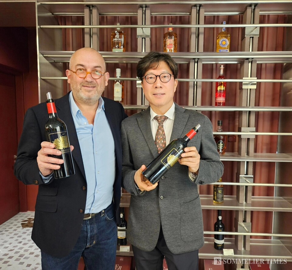 (왼쪽부터)샤토 팔머의 CEO이자 와인메이커인 토마 뒤루(Thomas Duroux) 와 김욱성 박사 