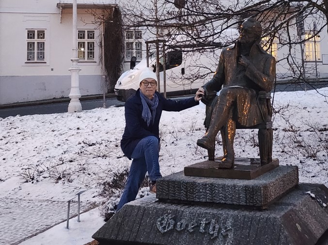 체코의 마리안스케 라즈네에 있는 괴테 동상을 찾아간 필자.