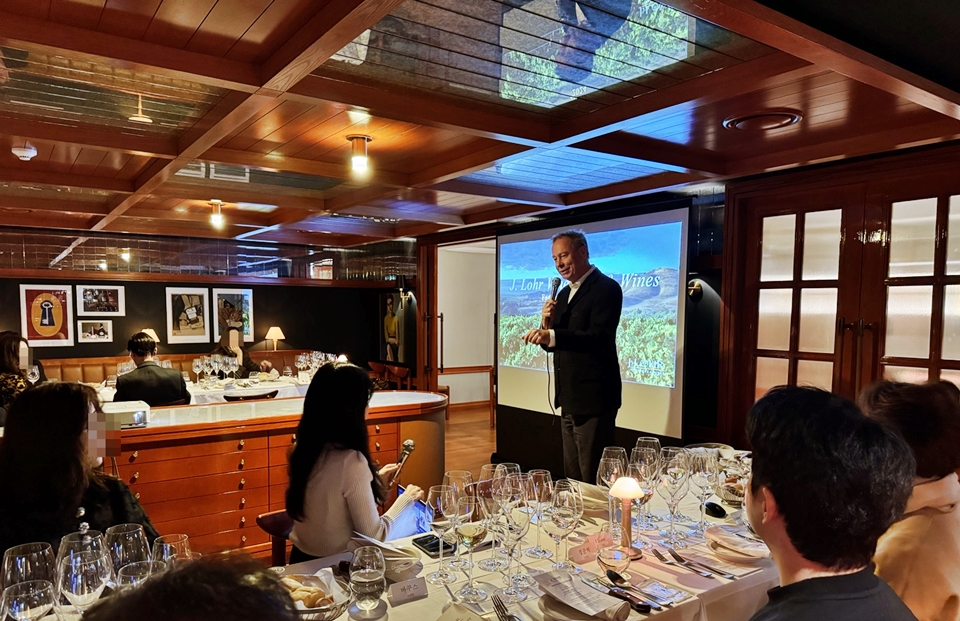 제이로어(J'Lohr)'의 CEO 스티브 로어(Steve Lohr)가 와인업계 전문인들이 함께 참석한 가운데 몬테레이(Monterey)와 파소 로블스(Paso Robles) 그리고 제이로어(J.Lohr) 와인에 대해 프레젠테이션을 진행했다 (사진=도윤 기자)