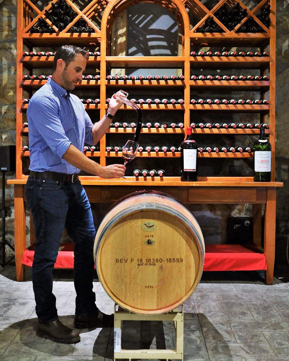 보리우 빈야드(Beaulieu Vineyard) 와인셀러에서 와인 테이스팅을 하는 트레버 덜링(Trevor Durling)