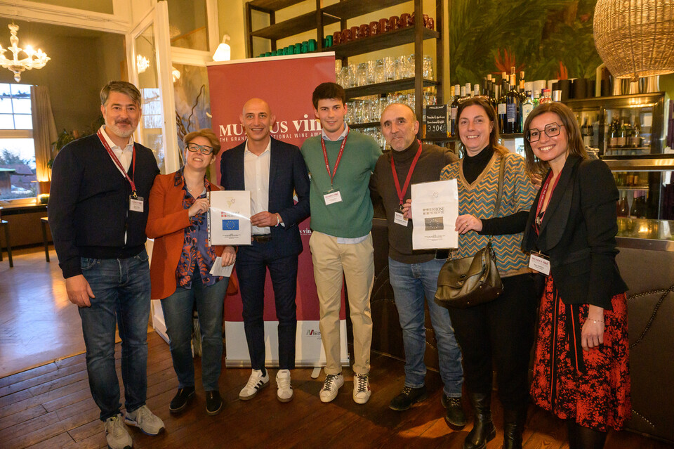 시음회에 참석한 콜리 토르토네지 와인협회 생산자들