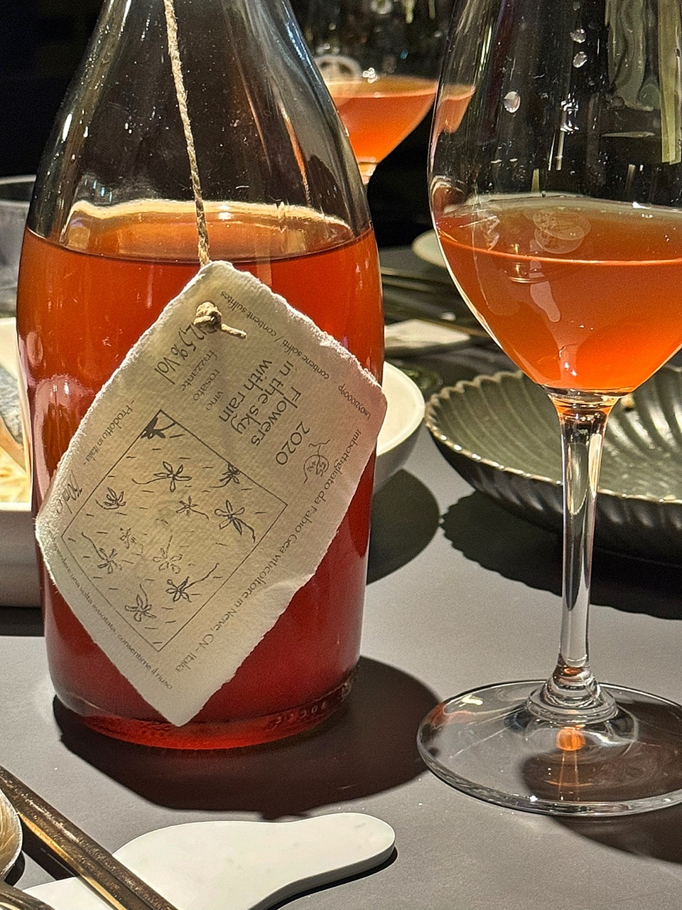 한편의 시를 쓰는 마음으로 파비오 제아가 빗속에서 수확한 네비올로 포도로 만든 로제 프리잔떼 '플라워스 인 더 스카이 위드 레인(Flowers in The Sky with Rain) 2020'