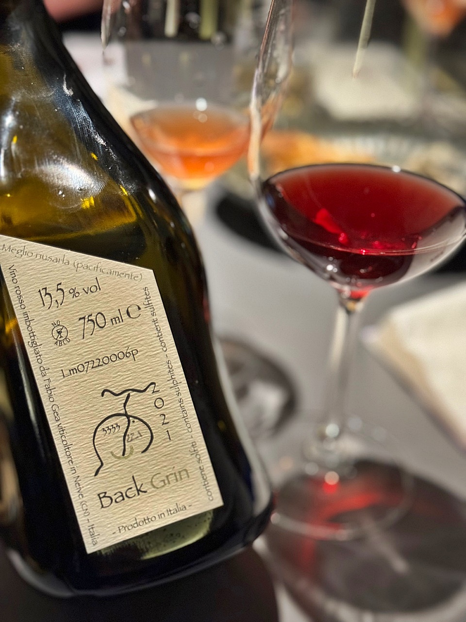 '백 그린(Back Grin) 2021', 이 보틀은 2021년 생산된 3333병의 와인 중에 221번 째 병입한 와인이다.