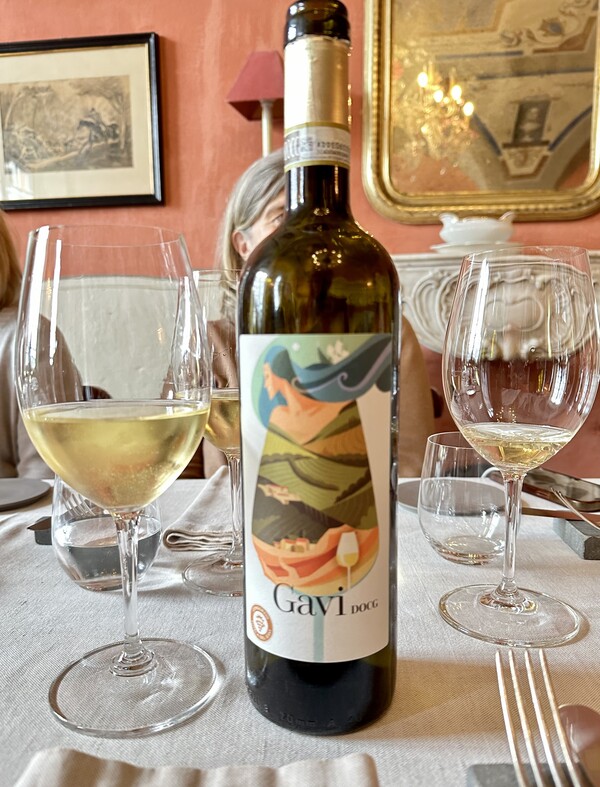 가비아 공주 모티프로 장식한 가비 협회와인 Institutional Label