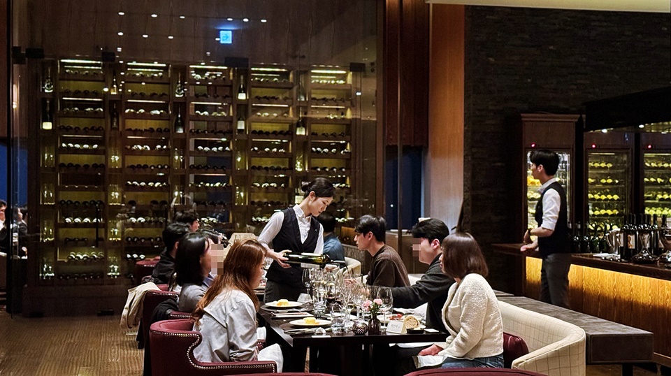 콘래드서울 37그릴앤바에서 동원와인플러스가 수입하는 칠레 최고의 프리미엄 와인 중 하나인 '도머스 어리어(domus aurea)'의 스페셜 갈라디너가 개최됐다 (사진 = 도윤 기자)