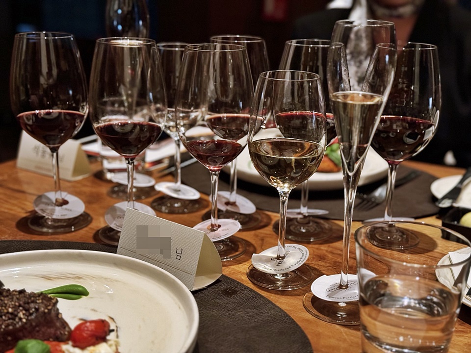 이번 갈라디너에서는 동원와인플러스가 수입하는 샴페인 로랑 페리에, 부르거뉴 와인 피에르 베시굿 그리고 도머스 어리어의 올드 빈티지 2003, 2005, 2007 빈티지를 함께 버티컬 테이스팅하는 특별한 시간으로 진행됐다 (사진 = 도윤 기자) 