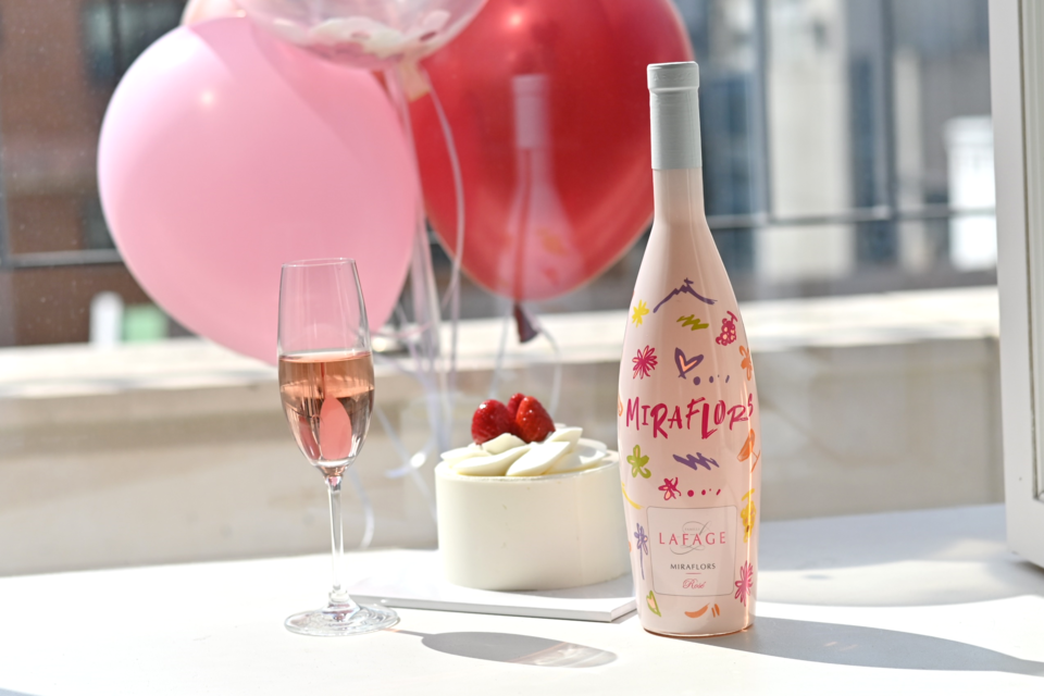 '블러쉬한 핑크빛, 봄을 닮은 로제 와인', 도멘 라파주 미라플로어 로제(Domaine Lafage Miraflors Rose) 2022