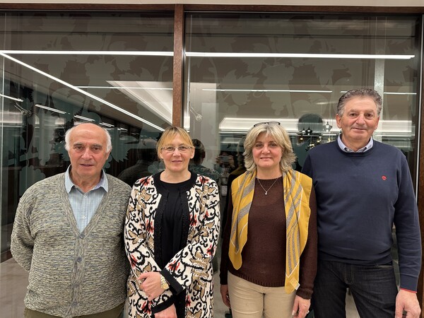 부모가 몰던 수확트럭을 자녀가 물려받는 대물림 포도 농부들. 2차 대전중에도 포도를 납품했다고