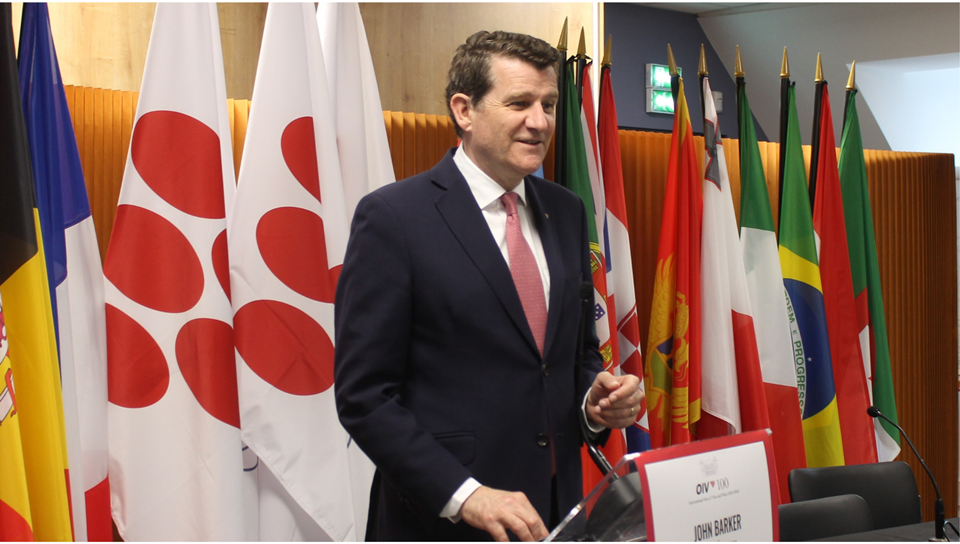 국제와인기구(OIV) 사무총장 존 바커가 OIV 본부에서 웹 컨퍼런스를 통해 2023년 세계 포도나무 및 와인 부문 현황을 발표하고 있다. (사진=OIV)