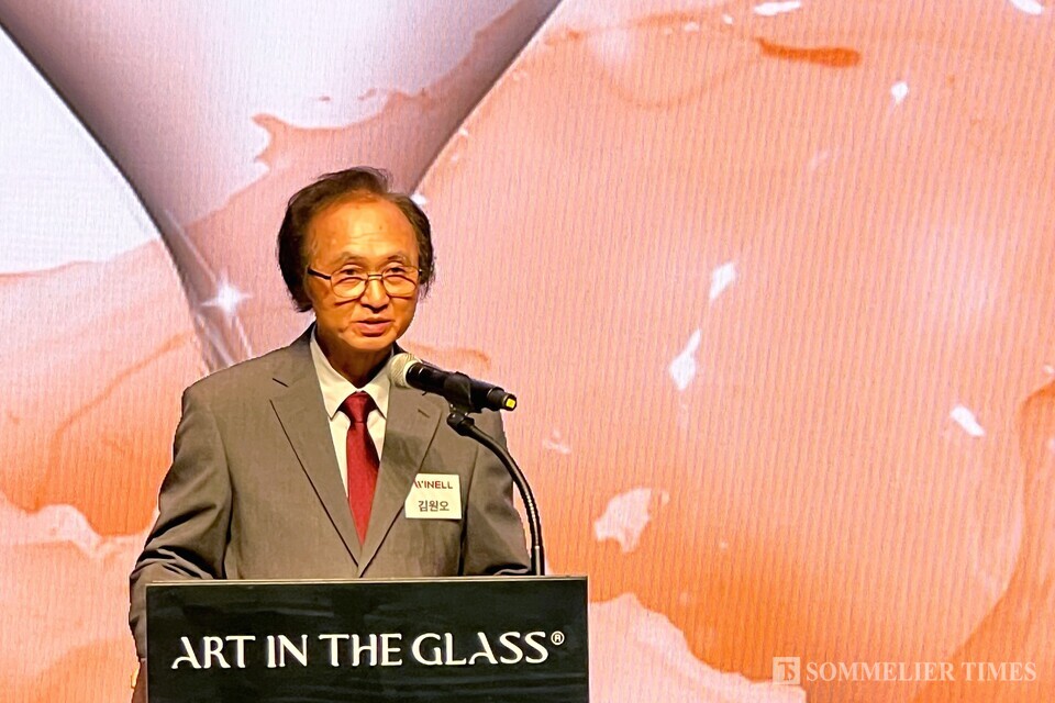 행사 시작에 앞서 와이넬의 김원오 대표이사가 축사를 하고 있다.