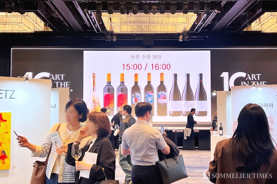 시음회장 중앙에는 제1회부터 9회까지 함께한 아티스트들의 작품들이 전시되었다.