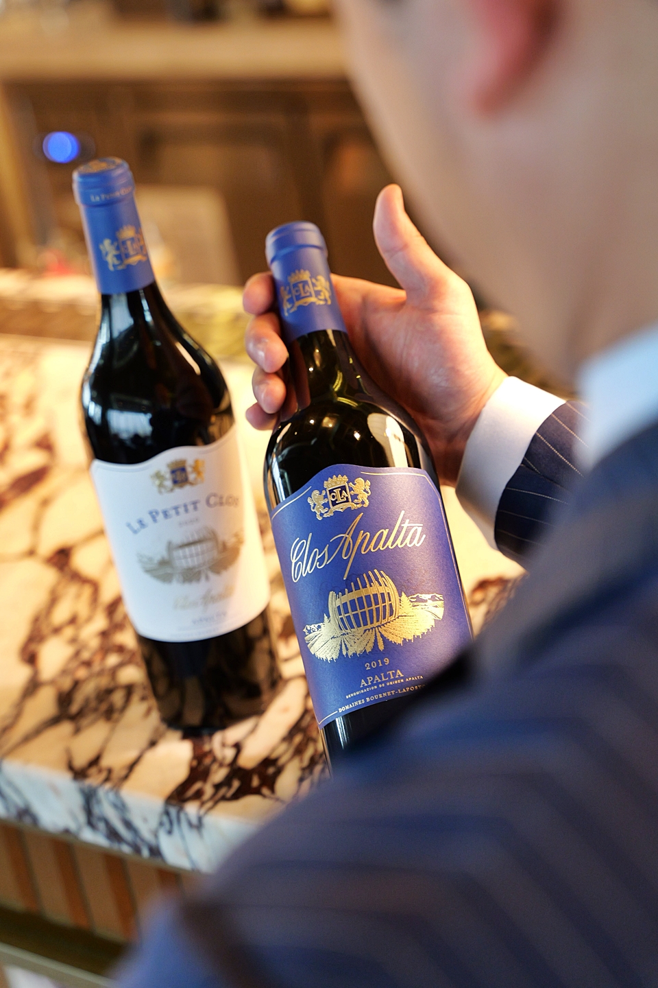 프랑스의 세계 최고의 기술력과 칠레의 우수한 떼루아가 만나 탄생한 와인 '끌로 아팔타(Clos Apalta)', 레드 커런트, 라즈베리, 야생딸기의 과실 아로마가 풍부하게 피어오르며 초콜렛, 견과류, 시가박스의 아로마와 실크처럼 부드러운 탄닌, 블랙 올리브, 블랙 커런트, 베리류의 풍미가 복합적으로 어우러지며 우아하고 긴 피니쉬가 특별함을 더하는 칠레 최고의 아인콘 와인이라할 수 있다 (사진 = 레뱅)