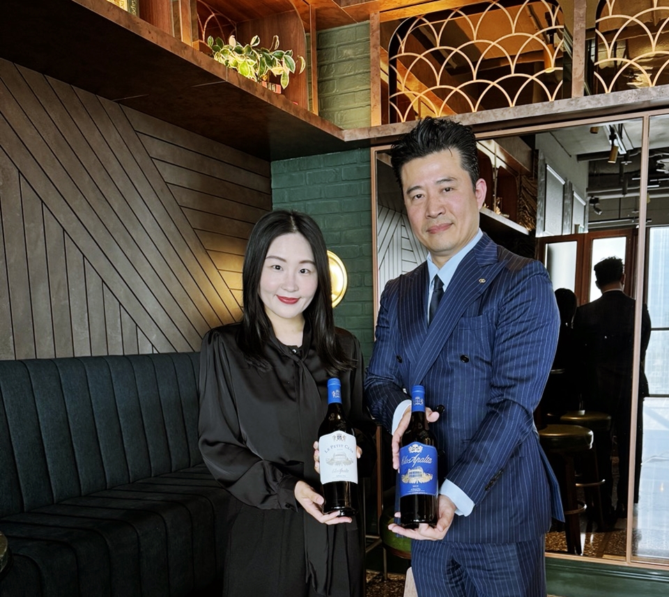 인터뷰어 도윤 기자와 인터뷰이 라포스톨 앰버서더 정하봉 소믈리에 (사진= 레뱅)