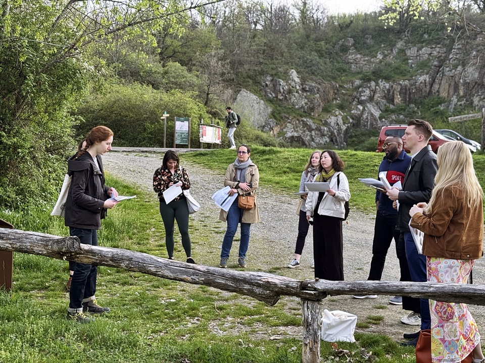 전 세계에서 와인 전문가로 활동하고 있는 WSET 디플로마(Diploma)들과 마스터 소믈리에(Master Sommelier)가 보졸레의 토양에 대한 프레젠테이션에 집중하고 있다 (사진 = 도윤 기자)