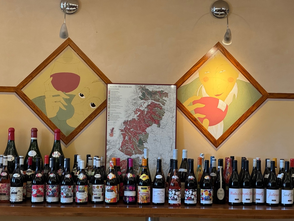 ‘보졸레 누보(Beaujolais Nouveau)’를 세계적인 브랜드로 성장시키며 보졸레 와인 생산지역을 널리 알린 인물 주르주 뒤뵈프(Georges Duboeuf)의 와인들. 보졸레 AOC부터 보졸레 누보, 보졸레 빌라주, 텐크뤼 와인들을 생산하는 보졸레의 탑 와이너리이다