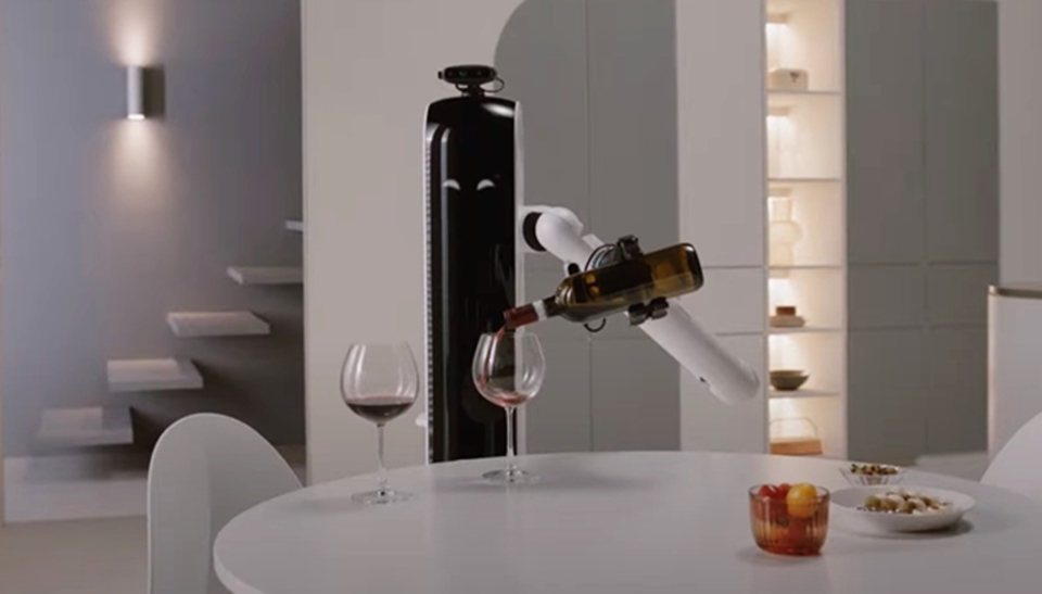 와인을 따라주는 로봇 '봇핸디' (사진=삼성)