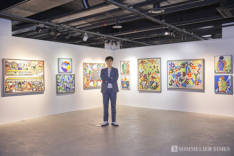 한부열 작가가 노들갤러리에서 열린 ‘Let’s Go with HBY 2024' 개인전 전시장에서 포즈를 취하고 있다. (사진=김병수)