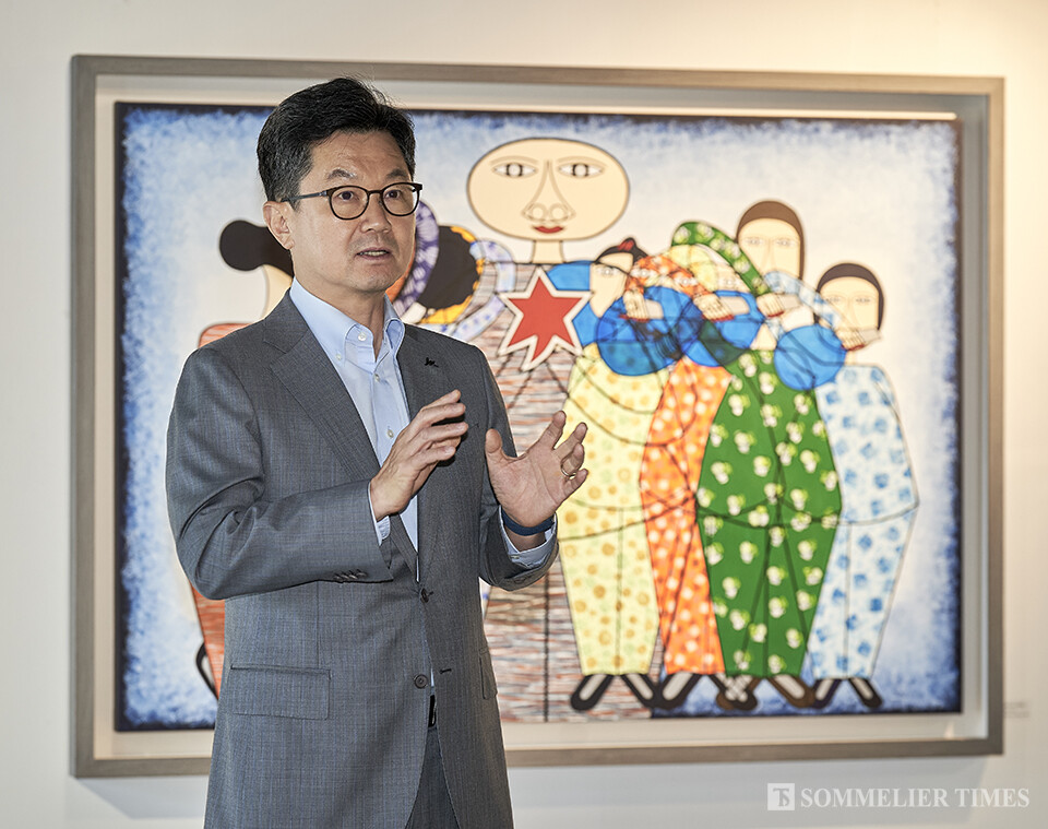 이경하 JW중외그룹 회장이 한부열 작가의 개인전 ‘Let’s Go with HBY 2024' 오픈식에서 축사를 하고 있다. (사진=김병수)