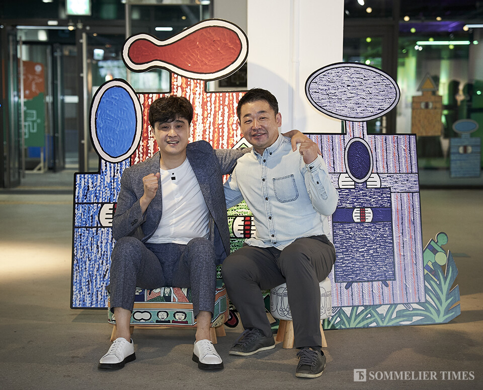 한부열 작가(사진 왼쪽) 와 아티(ARTTY) 황교준 대표 (사진=김병수)