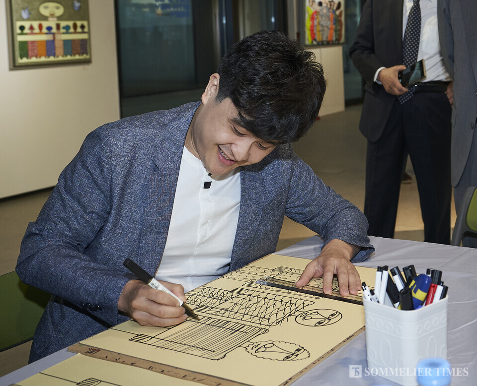 라이브 드로잉을 선보이고 있는 한부열 작가 (사진=김병수)