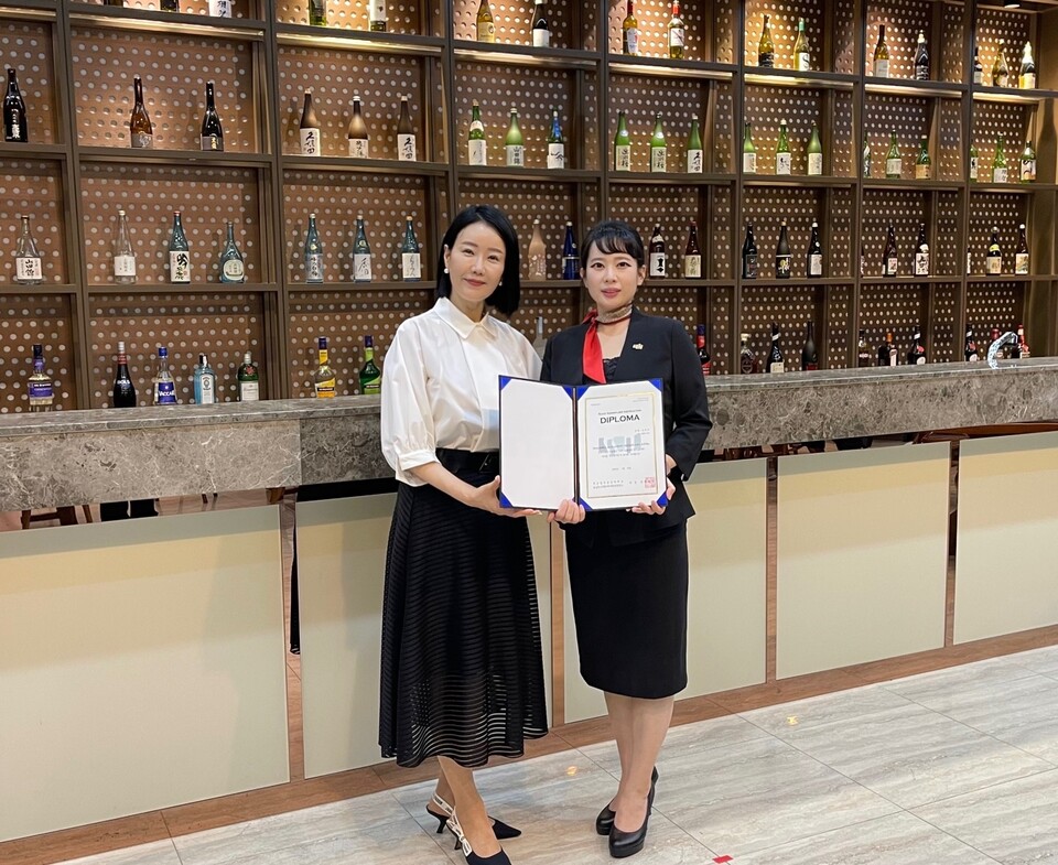 왼쪽부터 숭실대 숭실호스피탈리티 한혜숙 학장 오른쪽 김은주 소믈리에