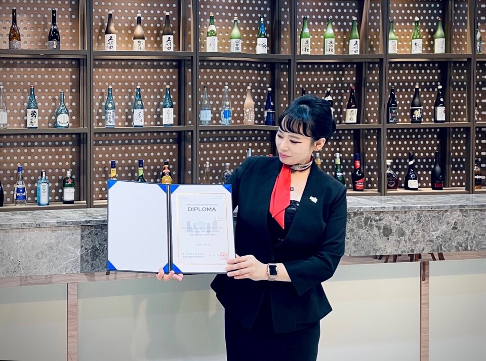 국제공인 키키자케시(KIKISAKE-SHI) 자격증 취득자를 대상으로 한 '사케 소믈리에 강사 디플로마(Sake Sommelier Instructor Diploma)' 과정에서 김은주 소믈리에가 우수 학생으로 선정됐다