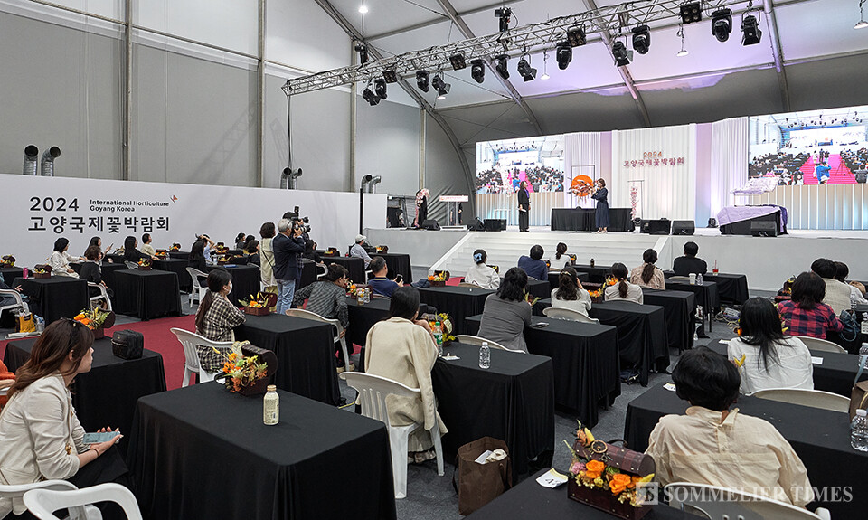 ‘제11회 프리저브드플라워컵 경진대회’ 본선 경기전에 열린 김미란 초대 작가의 데몬스트레이션 (사진=김병수)