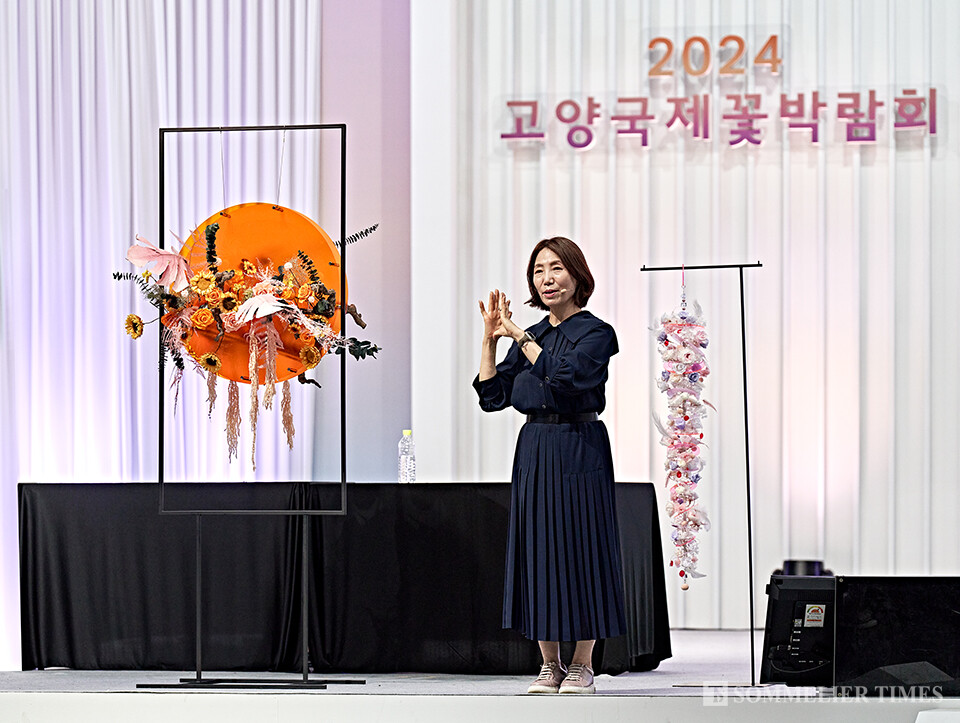 ‘제11회 프리저브드플라워컵 경진대회’에서 열린 김미란 초대 작가의 데몬스트레이션  모습 (사진=김병수)