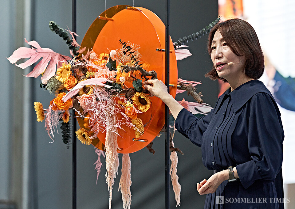 김미란 작가가 지구를 살리고 지구 환경을 생각하며 만든 '지구와 환경' 작품 설명을 하고 있다. (사진=김병수)