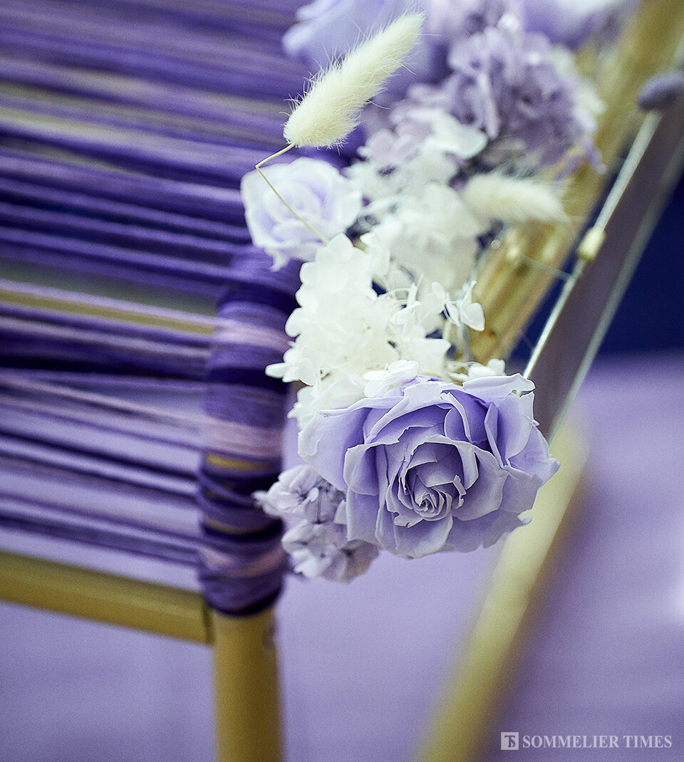 쇼윈도 DP용으로 적합하며 바이올렛 칼라를 사용하여 귀족적인 느낌을 표현한 의자 장식 작품 (사진=김병수)