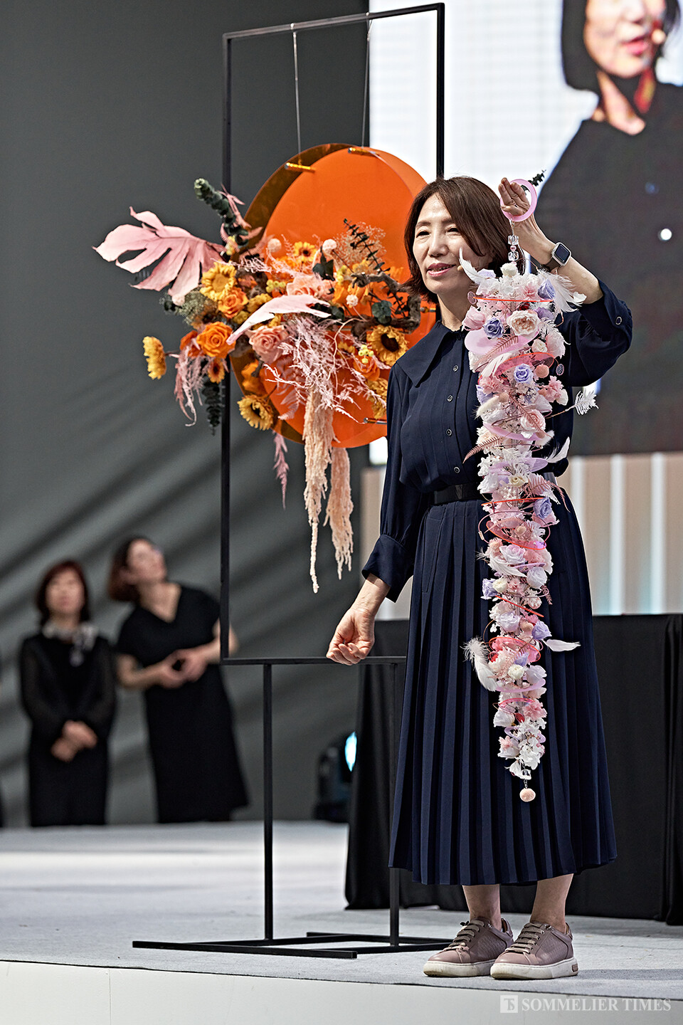 브리이털 부케로서 키가 크고 A라인 드레스에 어울리는 신부 부케 작품을 소개하고 있는 김미란 작가. (사진=김병수)