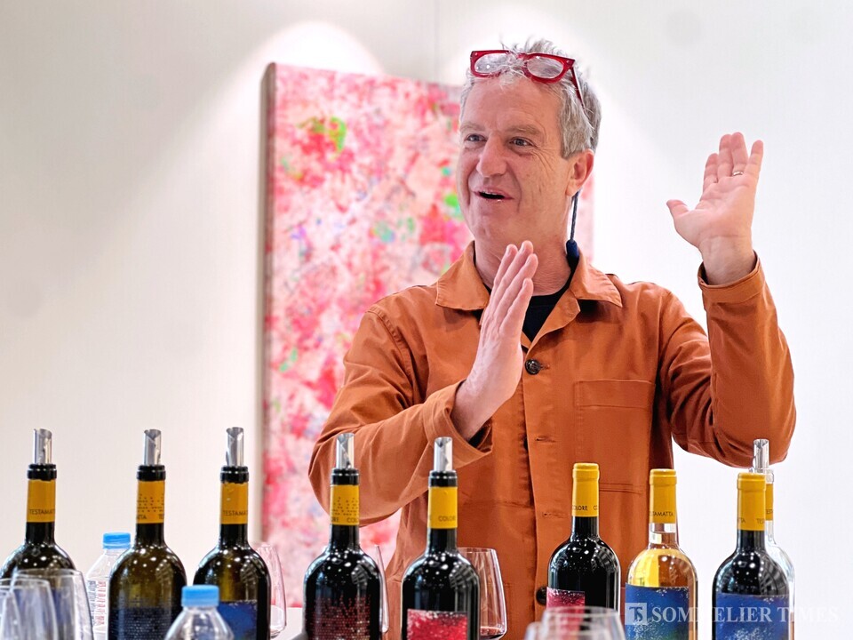 모든 빈티지 테이스팅을 마치고 설명을 이어가고 있는 비비 그라츠