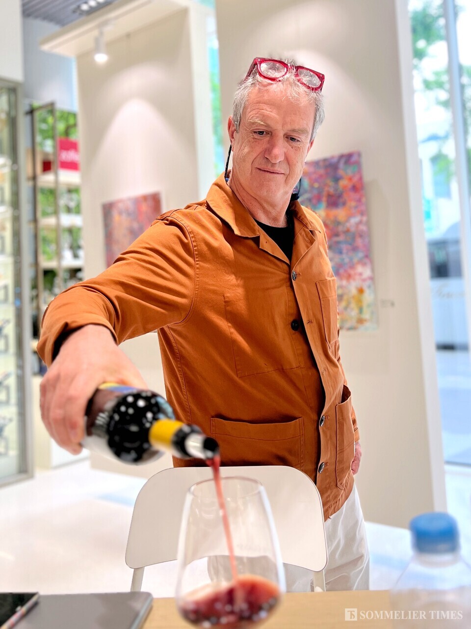 즉석으로 버티컬 테이스팅을 제안하여 직접 와인들을 푸어링 해주고 있는 비비 그라츠