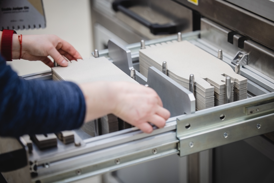 평평한 종이판으로 만들어지는 프루갈 보틀 (사진=Frugalpac)