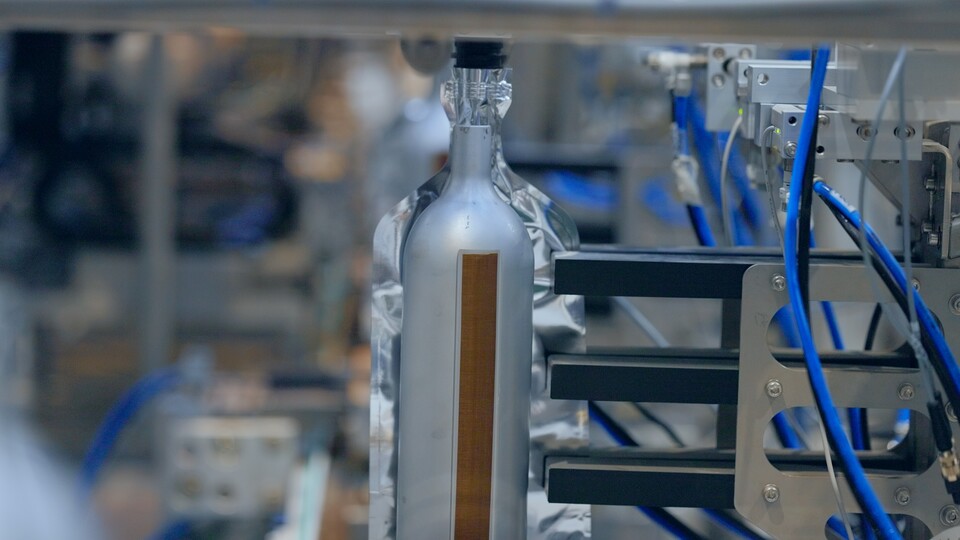 FBAM-1 기계를 통해 조형 및 라이너 삽입 작업을 거치고 있는 프루갈 보틀 (사진=Frugalpac)