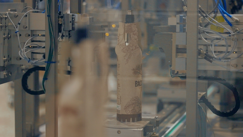 완성되고 있는 프루갈 보틀 (사진=Frugalpac)