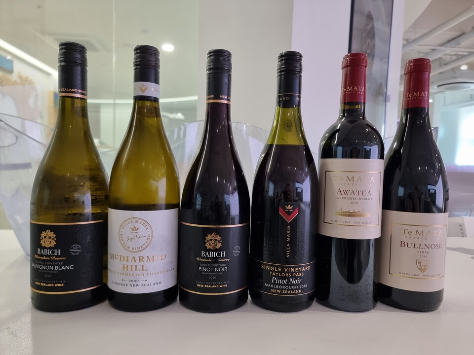 뉴질랜드 프리미언 와인 테이스팅 와인 6종, 왼쪽부터 배비치 와인메이커스 리저브 소비뇽블랑 2022(Babich Winemaker’s Reserve Sauvignon Blanc 2022), 빌라 마리아 싱글 빈야드 샤르도네 2020(Villa Maria Single Vineyard Chardonnay 2020), 배비치 와인메이커스 리저브 피노누아 2020(Babich Winemaker’s Reserve Pinot Noir 2020), 빌라 마리아 싱글 빈야드 피노누아 2018(Villa Maria Single Vineyard Pinot Noir 2018),  테 마타 아와테아 2019(Te Mata, Awatea 2019), 테 마타 불노즈 2019(Te Mata, Bullnose 2019)