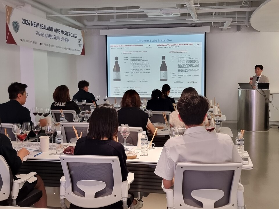 배정환 소믈리에가 '2024 뉴질랜드 와인 마스터 클래스' 4번째 강좌 '뉴질랜드 와인 역사와 전통 마스터 클래스'를 진행하고 있다.